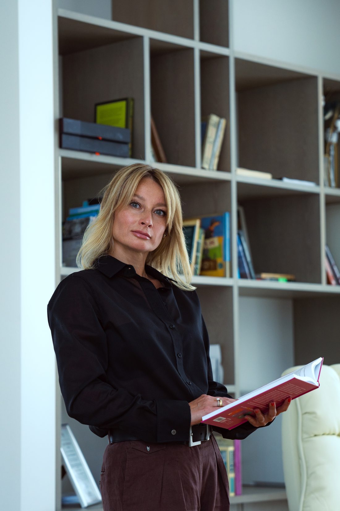 Екатерина Пассер с профессиональной литературой